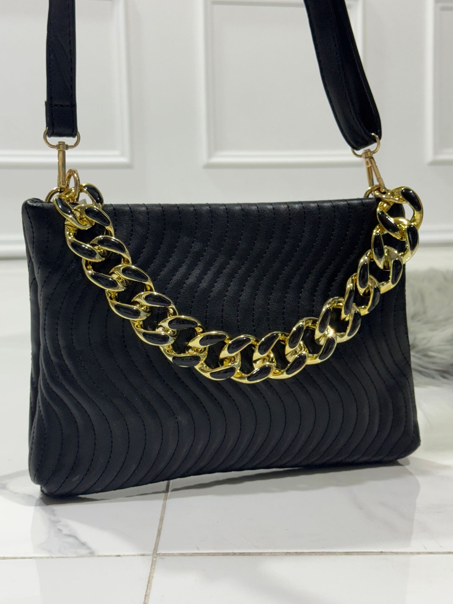 Monica Black - Borsa