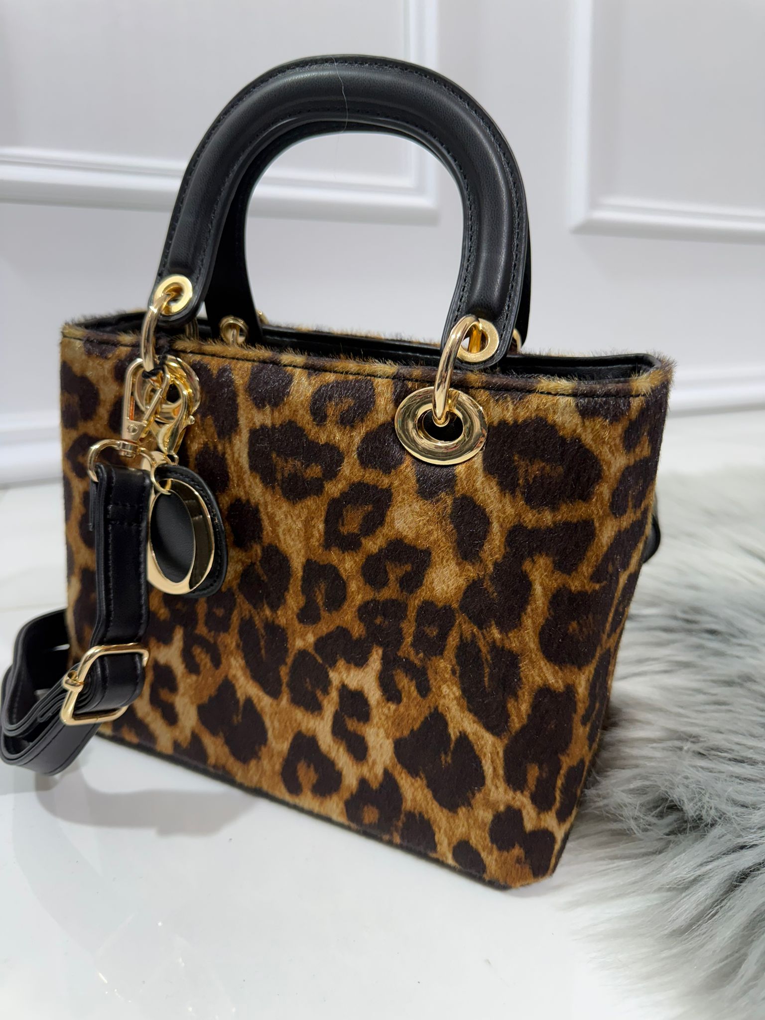 Anita Leopard - Borsa
