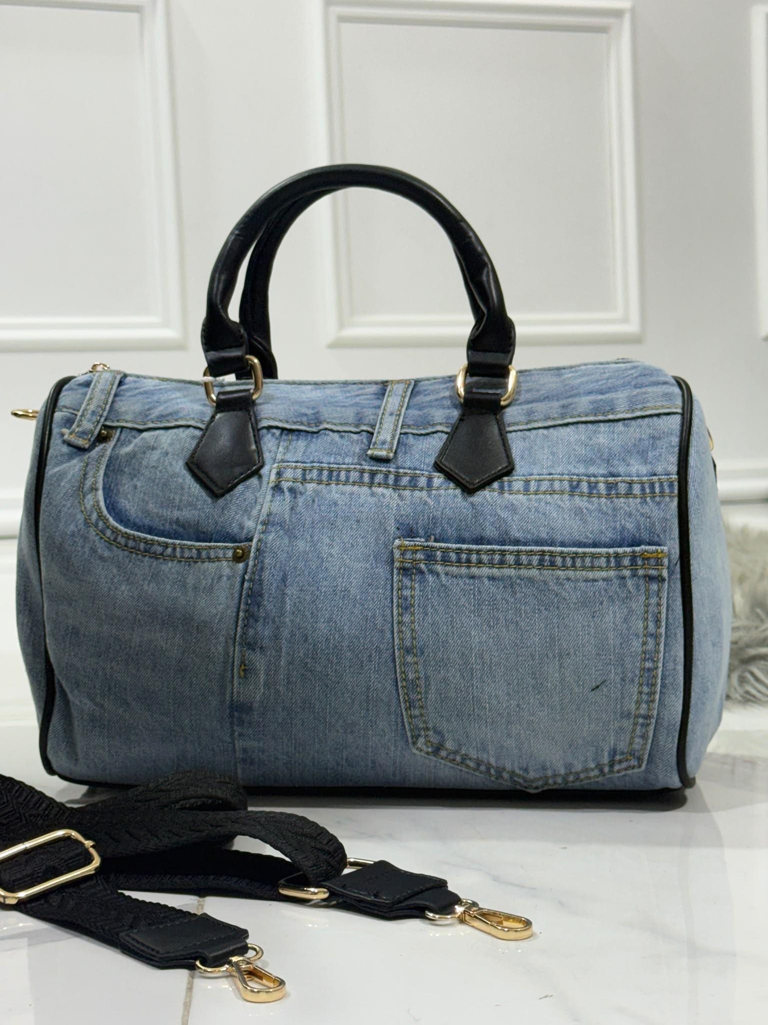 Victoria Black- Borsa