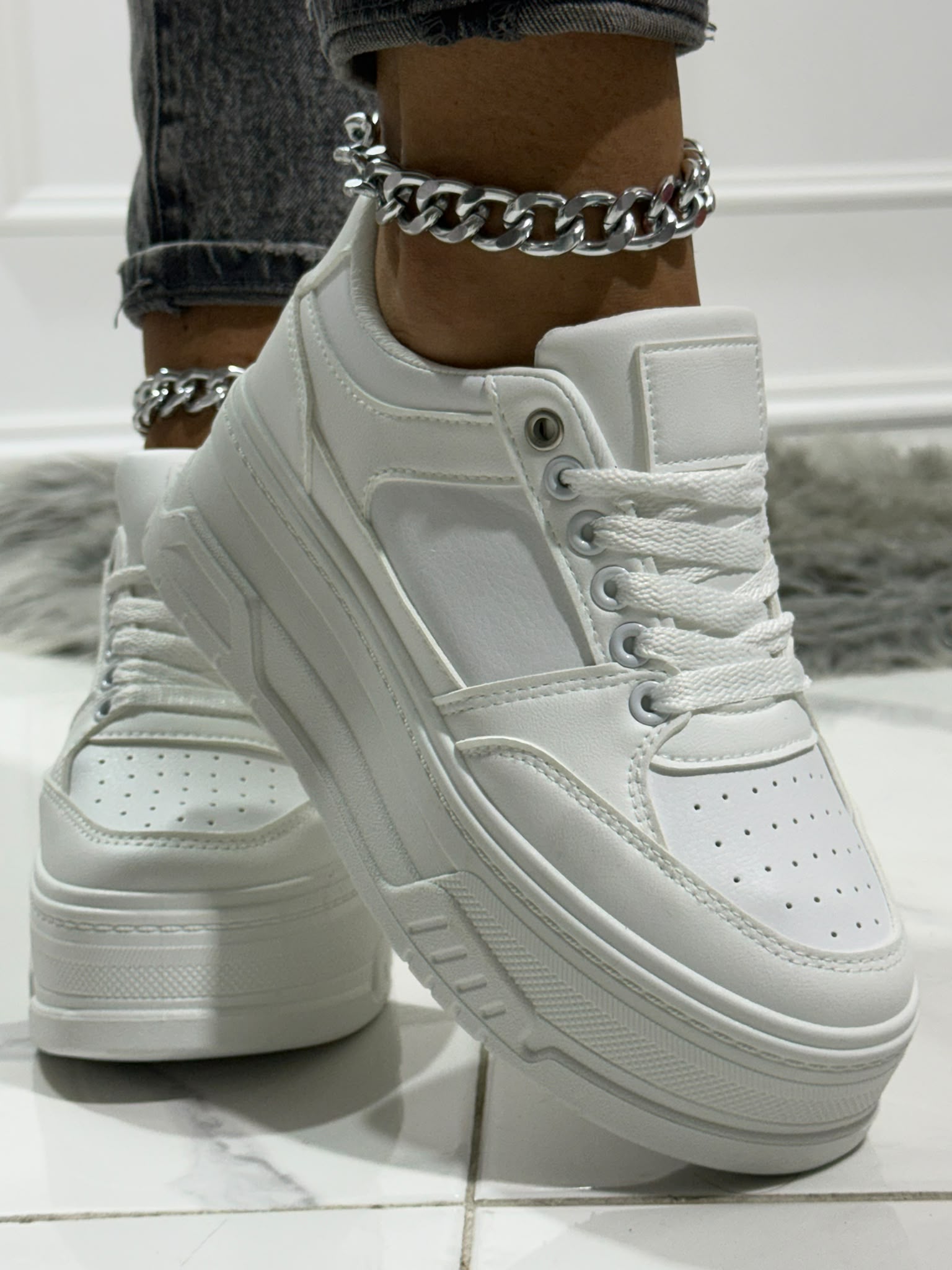 Serena White - Sneakers