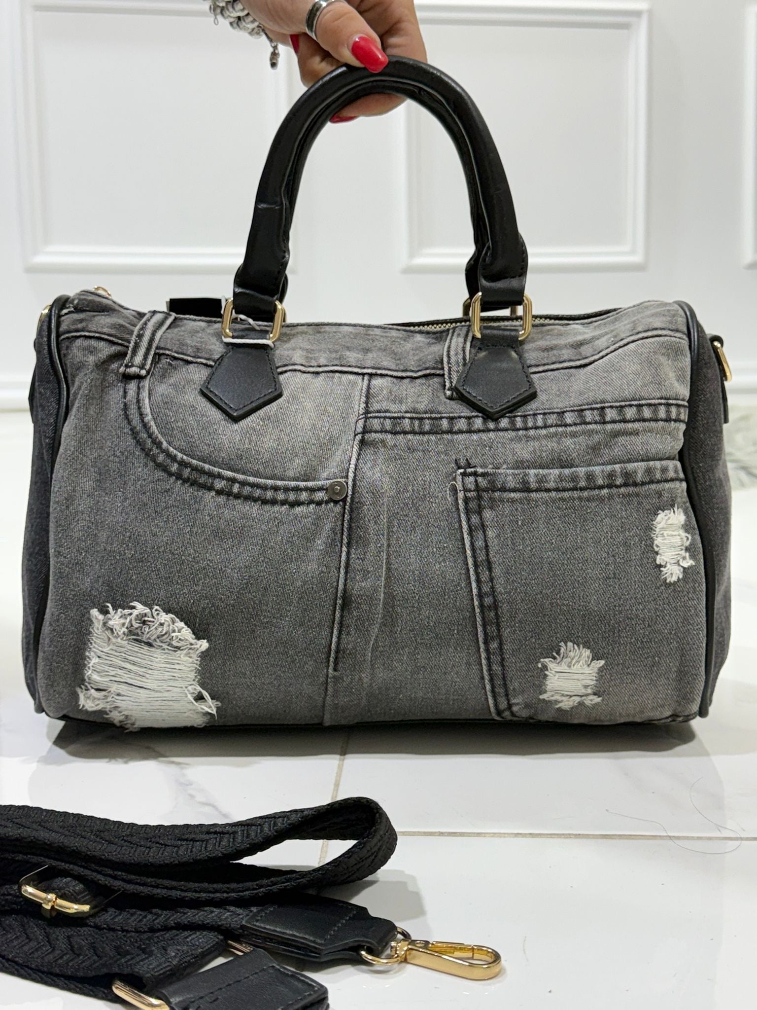 Victoria Black- Borsa