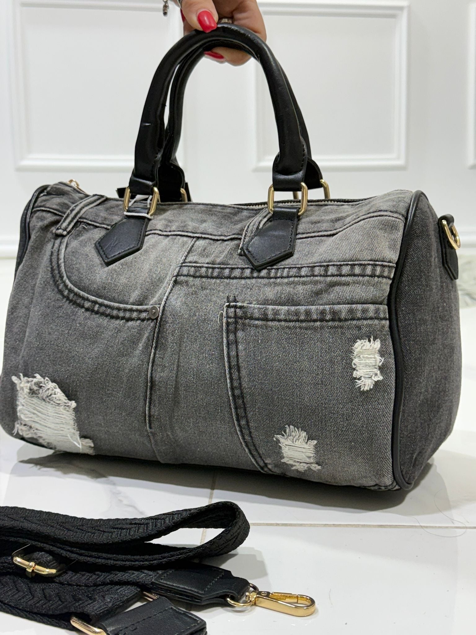 Victoria Black- Borsa