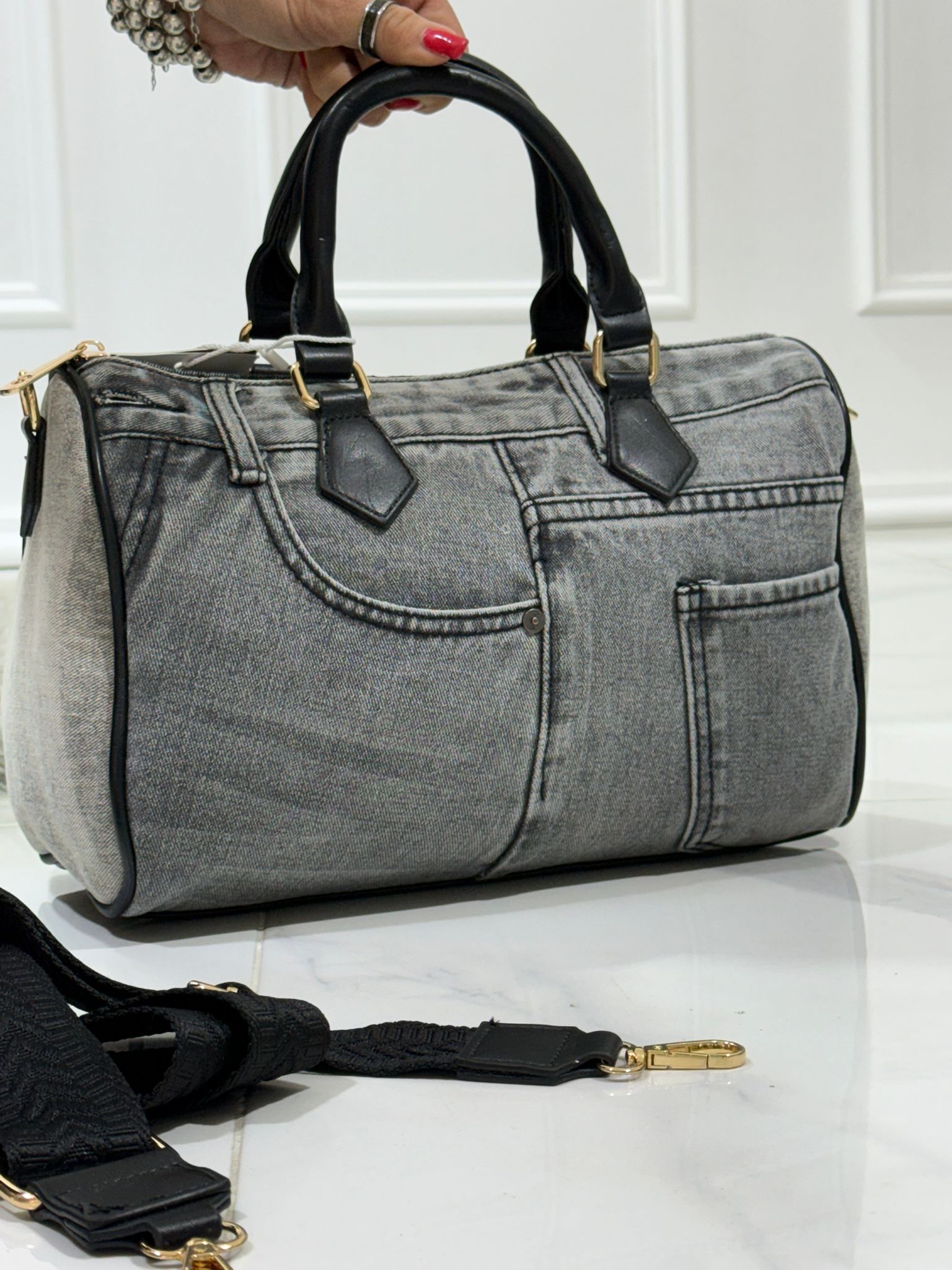 Victoria Black - Borsa