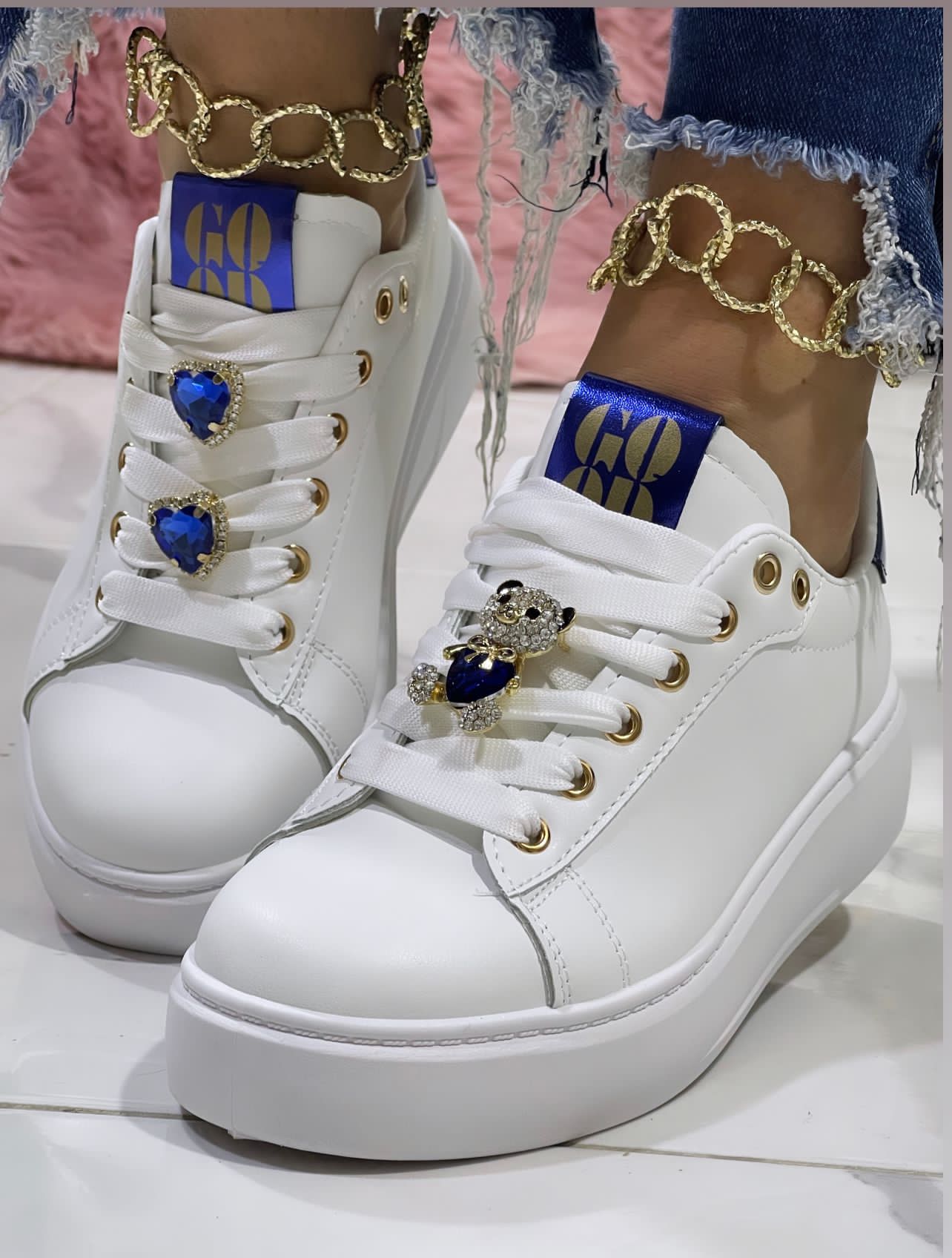 Sneakers Bianche Inserto Blue e Spilla Orsacchiotto
