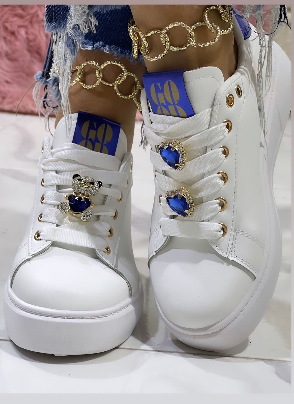 Sneakers Bianche Inserto Blue e Spilla Orsacchiotto