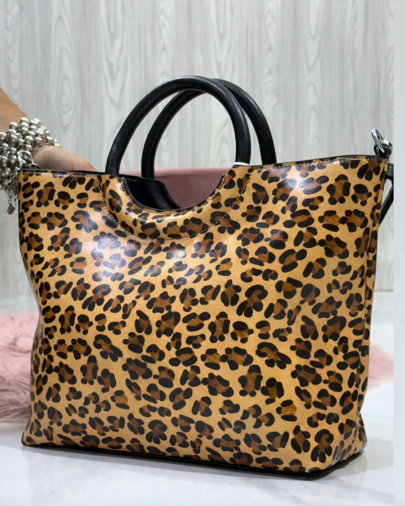 Sharon Leopard - Borsa