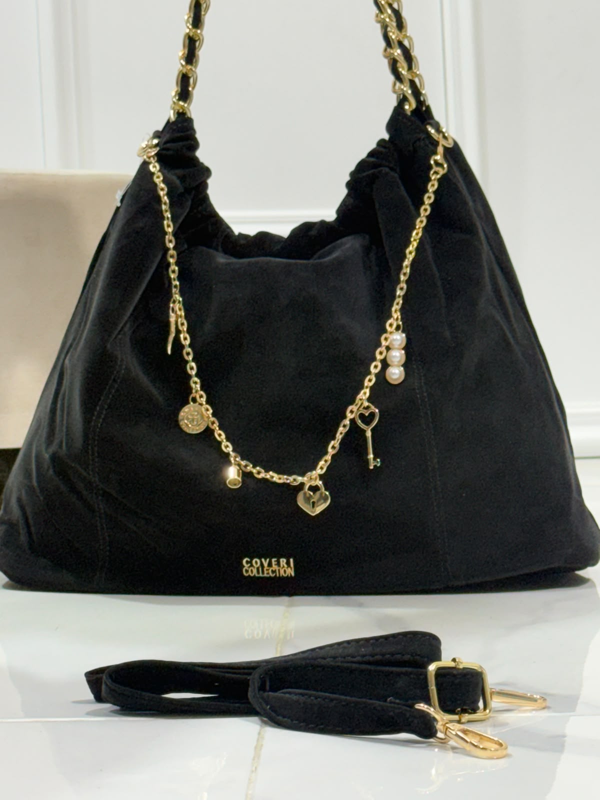 Dora Black - Borsa