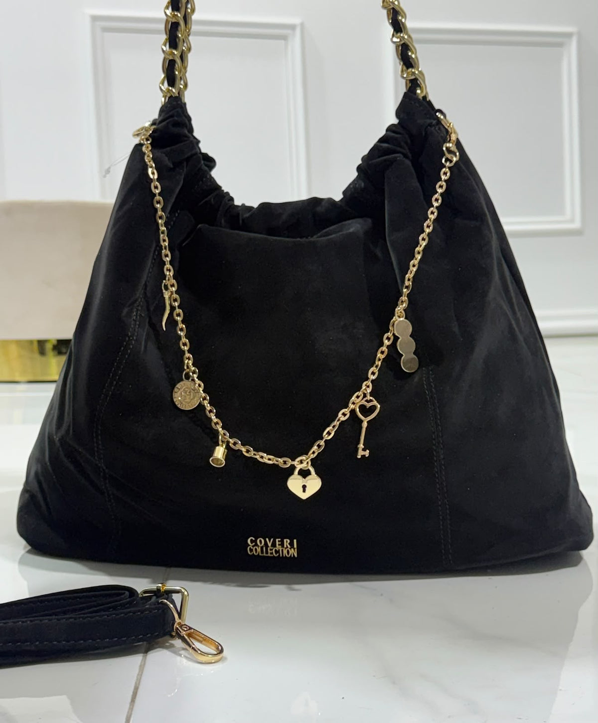 Dora Black - Borsa