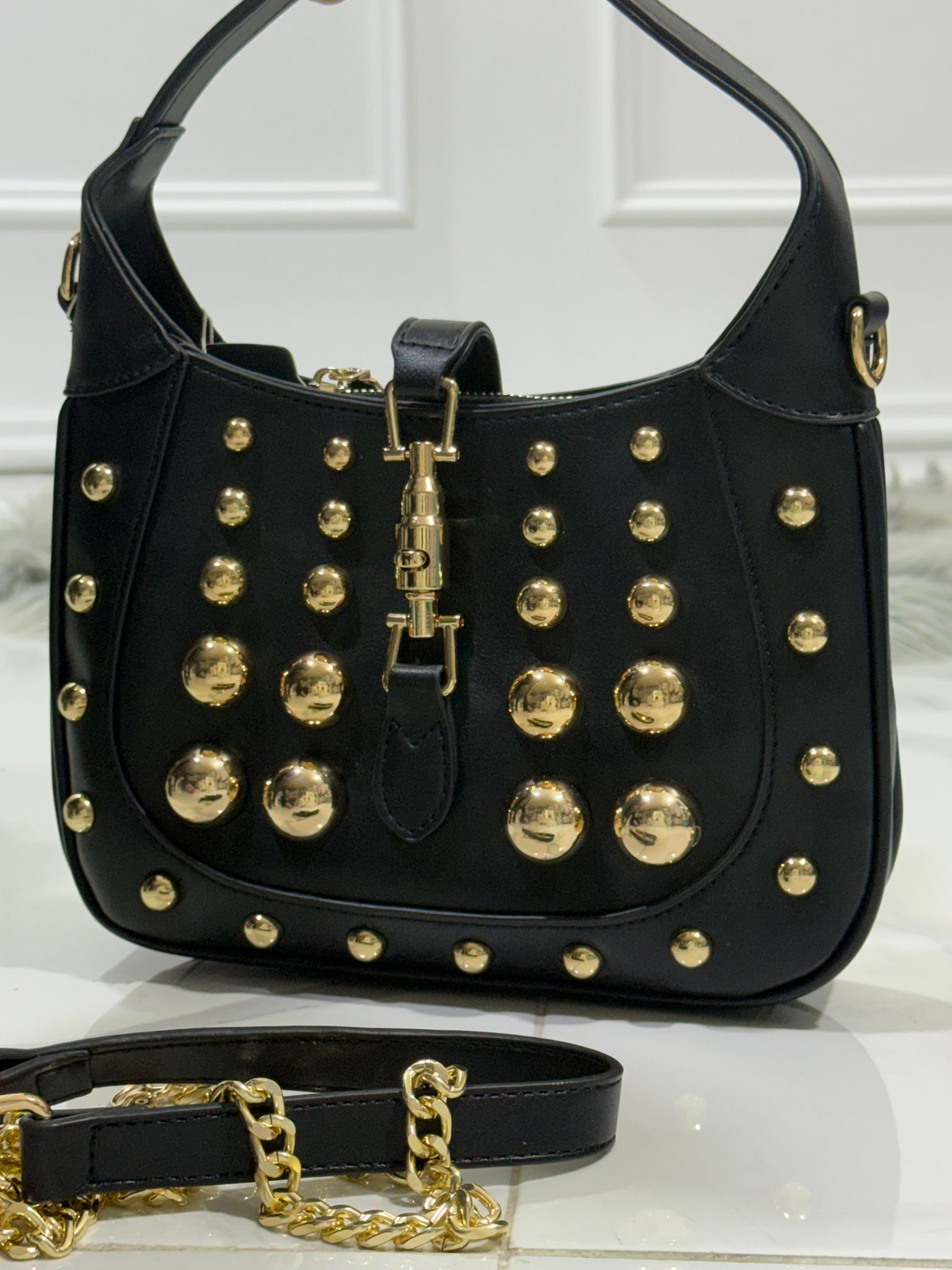 Tonia Black   - Borsa