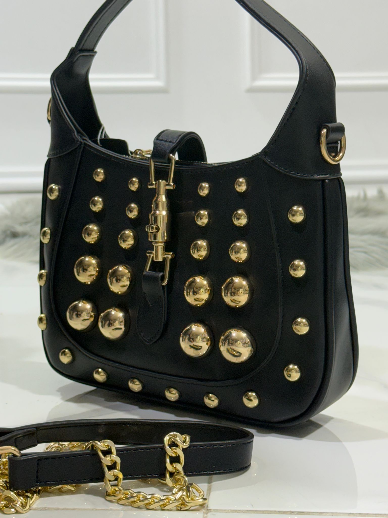 Tonia Black   - Borsa